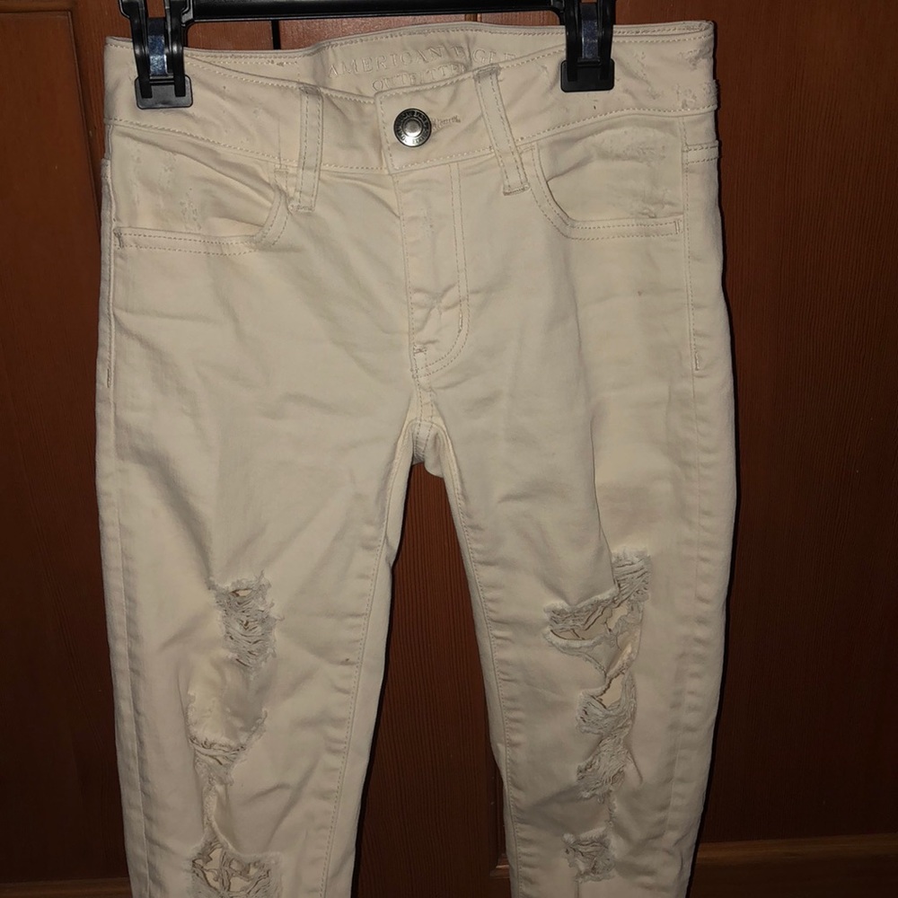 american eagle cream colored ripped jeans